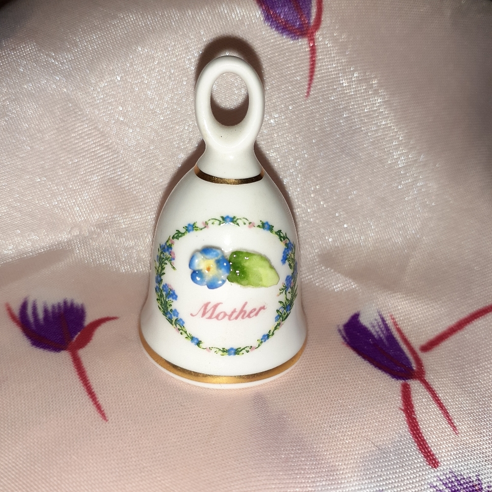 Enesco 1986 Mother & Flowers Thimble